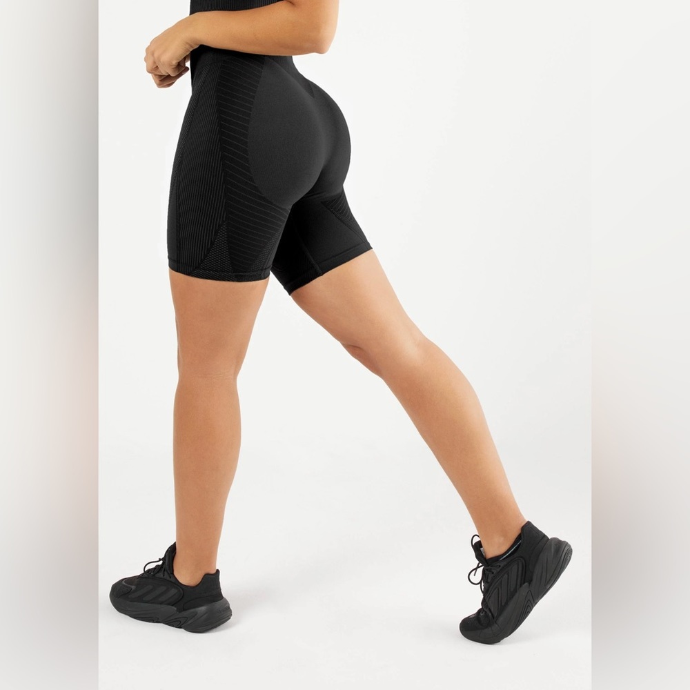 The Giving Movement TONAL SMLS100© BIKER SHORTS - Size M NWT